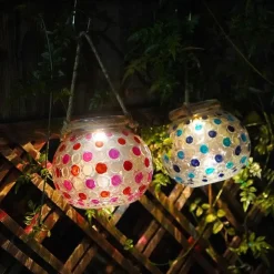 Solarlaterne mit Punkten – dekoratives Gartenlicht