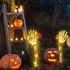 Solarleuchten mit Skelettarm – Halloween-Dekoration für draußen