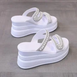 Sommer-Slipper mit hohem Plateau – stylisches Freizeitschuhwerk