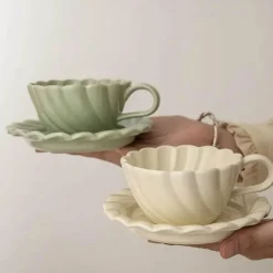 Spitzen-Kaffeetasse und Untertasse aus Keramik – elegantes Trinkgeschirr für Zuhause und das Büro