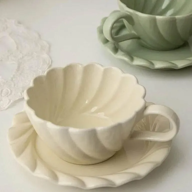 Spitzen-Kaffeetasse und Untertasse aus Keramik – elegantes Trinkgeschirr für Zuhause und das Büro