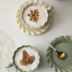 Spitzen-Kaffeetasse und Untertasse aus Keramik – elegantes Trinkgeschirr für Zuhause und das Büro