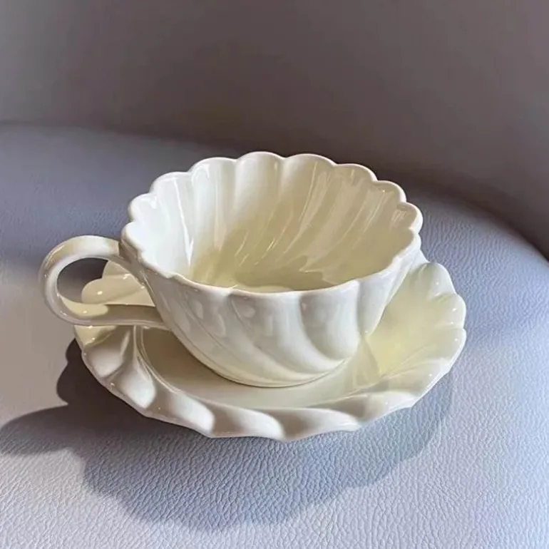 Spitzen-Kaffeetasse und Untertasse aus Keramik – elegantes Trinkgeschirr für Zuhause und das Büro