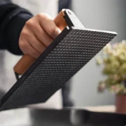 Steakpresse aus Gusseisen – rechteckige Fleischpresse mit Holzgriff