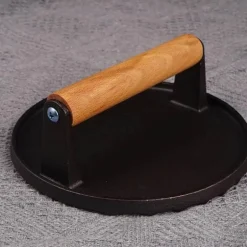 Steakpresse aus Gusseisen für perfektes Grillen – BBQ-Tool mit Holzgriff