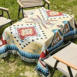 Strickdecke mit Blumen und Vögeln – Moderne Winterdecke