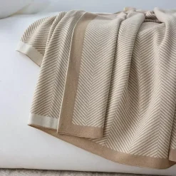 Strickdecke mit nordischen Streifen – gemütlicher, warmer Sofabezug für den Winter