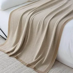 Strickdecke mit nordischen Streifen – gemütlicher, warmer Sofabezug für den Winter