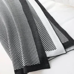 Strickdecke mit nordischen Streifen – gemütlicher, warmer Sofabezug für den Winter