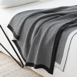 Strickdecke mit nordischen Streifen – gemütlicher, warmer Sofabezug für den Winter