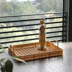 Tablett mit geflochtenem Rattangriff zum Servieren und Aufbewahren