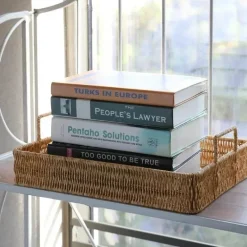 Tablett mit geflochtenem Rattangriff zum Servieren und Aufbewahren