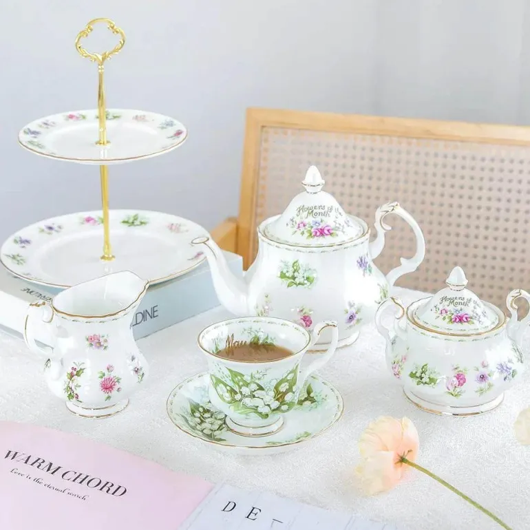 Teegeschirr-Set „Blume des Monats“ – Elegantes Trinkgeschirr für Zuhause und die Küche