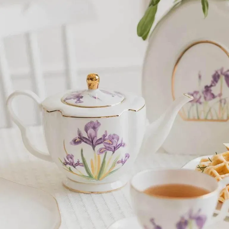 Teegeschirr-Set mit Blumenmuster – Teekanne, Tassen, Untertassen, Zucker, Milchbehälter, Vase, Teller