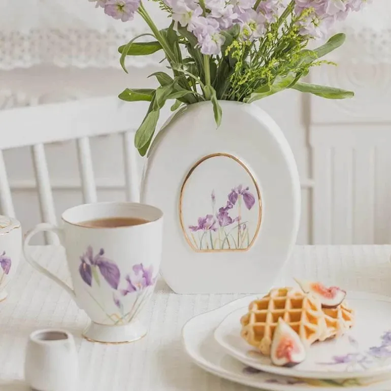Teegeschirr-Set mit Blumenmuster – Teekanne, Tassen, Untertassen, Zucker, Milchbehälter, Vase, Teller