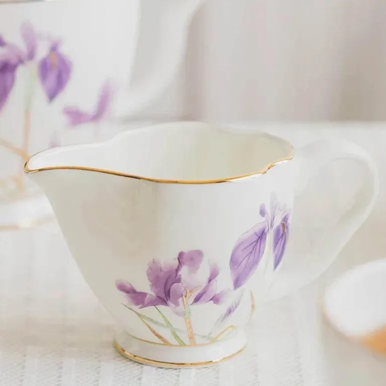 Teegeschirr-Set mit Blumenmuster – Teekanne, Tassen, Untertassen, Zucker, Milchbehälter, Vase, Teller