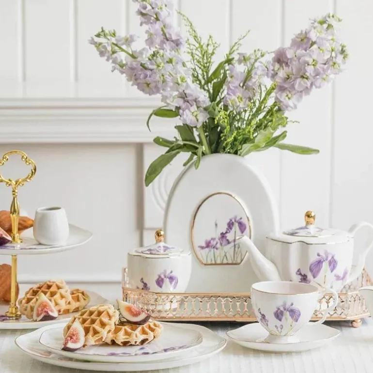 Teegeschirr-Set mit Blumenmuster – Teekanne, Tassen, Untertassen, Zucker, Milchbehälter, Vase, Teller