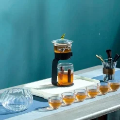 Teekanne aus Glas – Antikes, geheimnisvolles Blattdesign