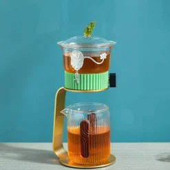 Teekanne aus Glas – Antikes, geheimnisvolles Blattdesign