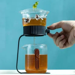 Teekanne aus Glas – Antikes, geheimnisvolles Blattdesign