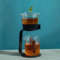 Teekanne aus Glas – Antikes, geheimnisvolles Blattdesign