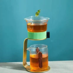 Teekanne aus Glas – Antikes, geheimnisvolles Blattdesign