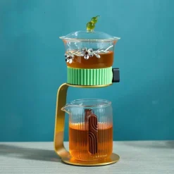 Teekanne aus Glas – Antikes, geheimnisvolles Blattdesign