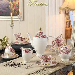 Teeservice aus Bone China mit Blumenmuster – Elegante Teekanne mit Tassen und Untertassen