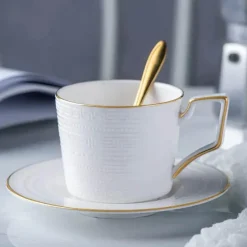 Teeservice aus Bone China – Britisches weißes Teegeschirr mit Kaffeetasse, Untertasse, Milchglas, Zuckerdose