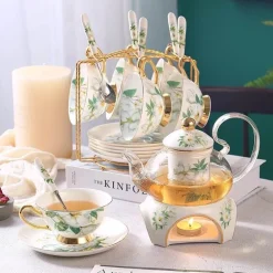 Teeservice mit Kamelien-Blumenmotiv – Teekanne aus Knochenporzellan, Teetasse und Sieb