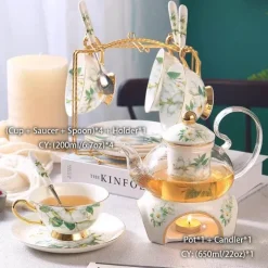 Teeservice mit Kamelien-Blumenmotiv – Teekanne aus Knochenporzellan, Teetasse und Sieb