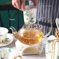 Teeservice mit Kamelien-Blumenmotiv – Teekanne aus Knochenporzellan, Teetasse und Sieb