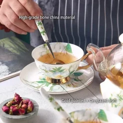 Teeservice mit Kamelien-Blumenmotiv – Teekanne aus Knochenporzellan, Teetasse und Sieb
