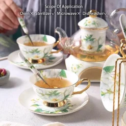 Teeservice mit Kamelien-Blumenmotiv – Teekanne aus Knochenporzellan, Teetasse und Sieb