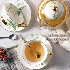 Teeservice mit Kamelien-Blumenmotiv – Teekanne aus Knochenporzellan, Teetasse und Sieb