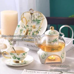 Teeservice mit Kamelien-Blumenmotiv – Teekanne aus Knochenporzellan, Teetasse und Sieb