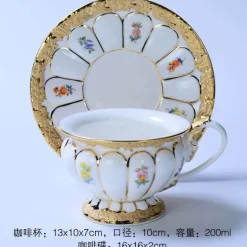 Teetasse und Untertasse aus Bone China mit Goldprägung – Trinkgeschirr im deutschen Design