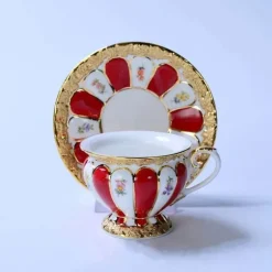 Teetasse und Untertasse aus Bone China mit Goldprägung – Trinkgeschirr im deutschen Design