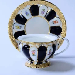 Teetasse und Untertasse aus Bone China mit Goldprägung – Trinkgeschirr im deutschen Design