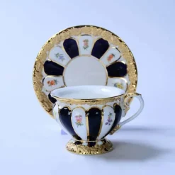 Teetasse und Untertasse aus Bone China mit Goldprägung – Trinkgeschirr im deutschen Design