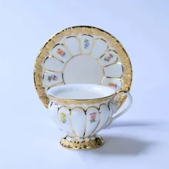 Teetasse und Untertasse aus Bone China mit Goldprägung – Trinkgeschirr im deutschen Design