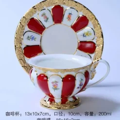Teetasse und Untertasse aus Bone China mit Goldprägung – Trinkgeschirr im deutschen Design