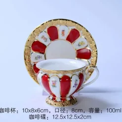 Teetasse und Untertasse aus Bone China mit Goldprägung – Trinkgeschirr im deutschen Design