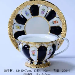 Teetasse und Untertasse aus Bone China mit Goldprägung – Trinkgeschirr im deutschen Design
