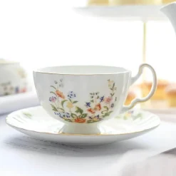 Teetassen-Set aus Bone China mit Blumenmuster – Teetasse und Snackteller für den Einsatz im Büro