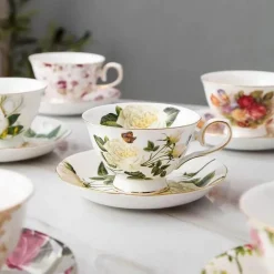 Teetassen-Set aus Porzellan mit Blumenmuster – elegantes Trinkgeschirr mit Untertasse und Löffel