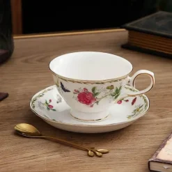 Teetassen-Set aus Porzellan mit Blumenmuster – elegantes Trinkgeschirr mit Untertasse und Löffel