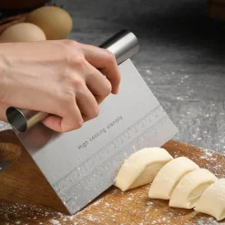 Teigschneider aus Edelstahl – unverzichtbares Backwerkzeug für Pizza und Gebäck