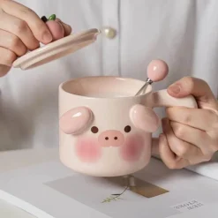 Tierbecher-Set – Schwein und Hund mit Deckel, Löffel und Untertasse für Kaffee