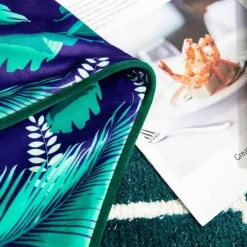 Tropischer Kissenbezug aus Samt – Palmenblätter-Tierdruck mit Quasten